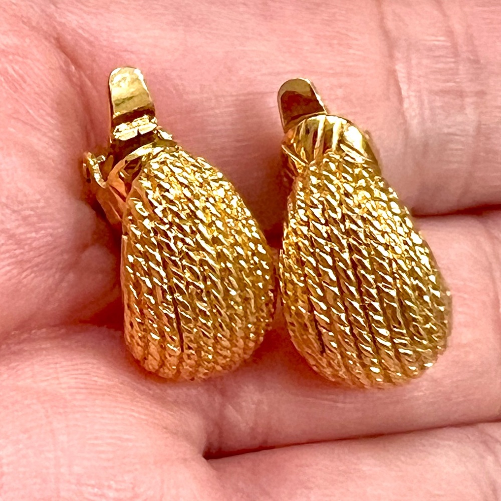 Vintage Signed Crown Trifari Brushed Textured Gold‎ Tone Clip On Earrings